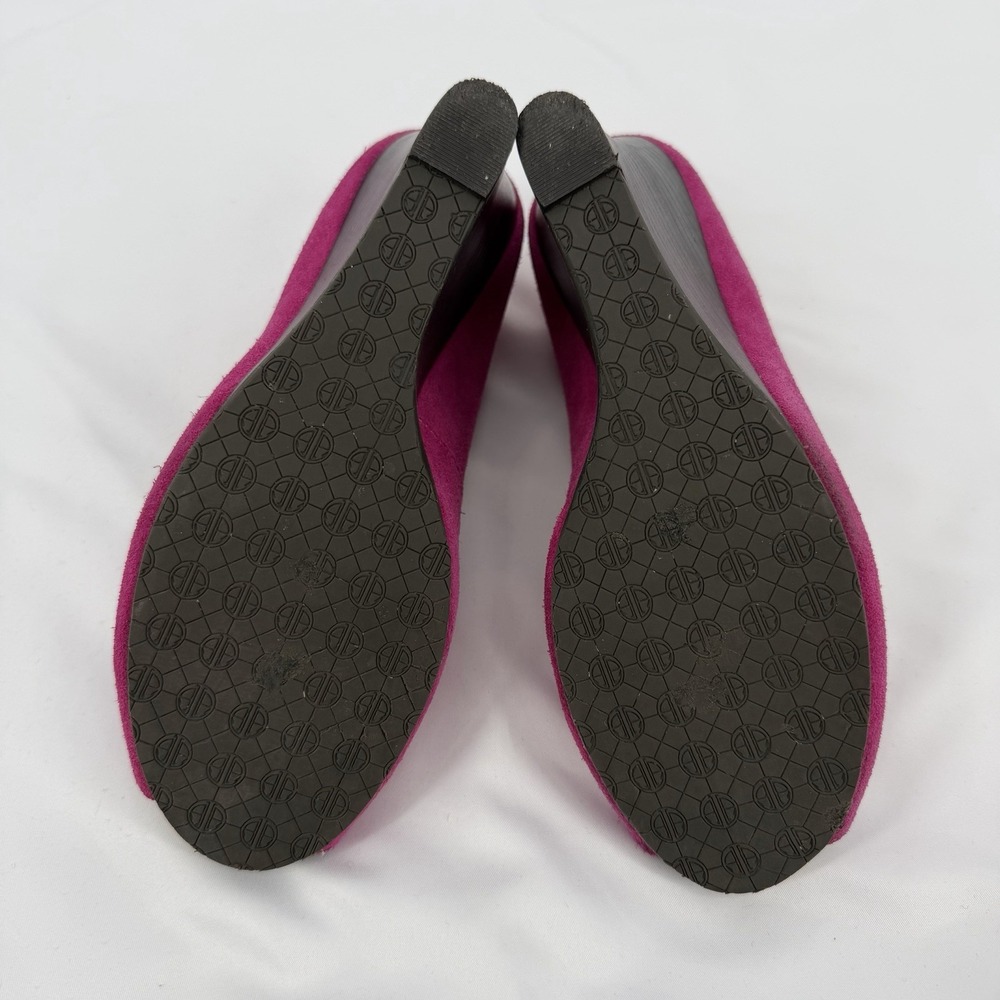 Lilly Pulitzer Sz 7.5 Hot Pink Suede Gold Trim Leather Wedge Heel Peep Toe Shoes - Picture 7 of 8